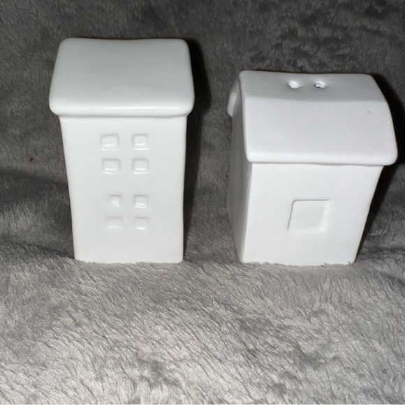 Robert Stanley Signature White Fall Farmhouse Ceramic Salt & Pepper Shakers Barn - Picture 5 of 8